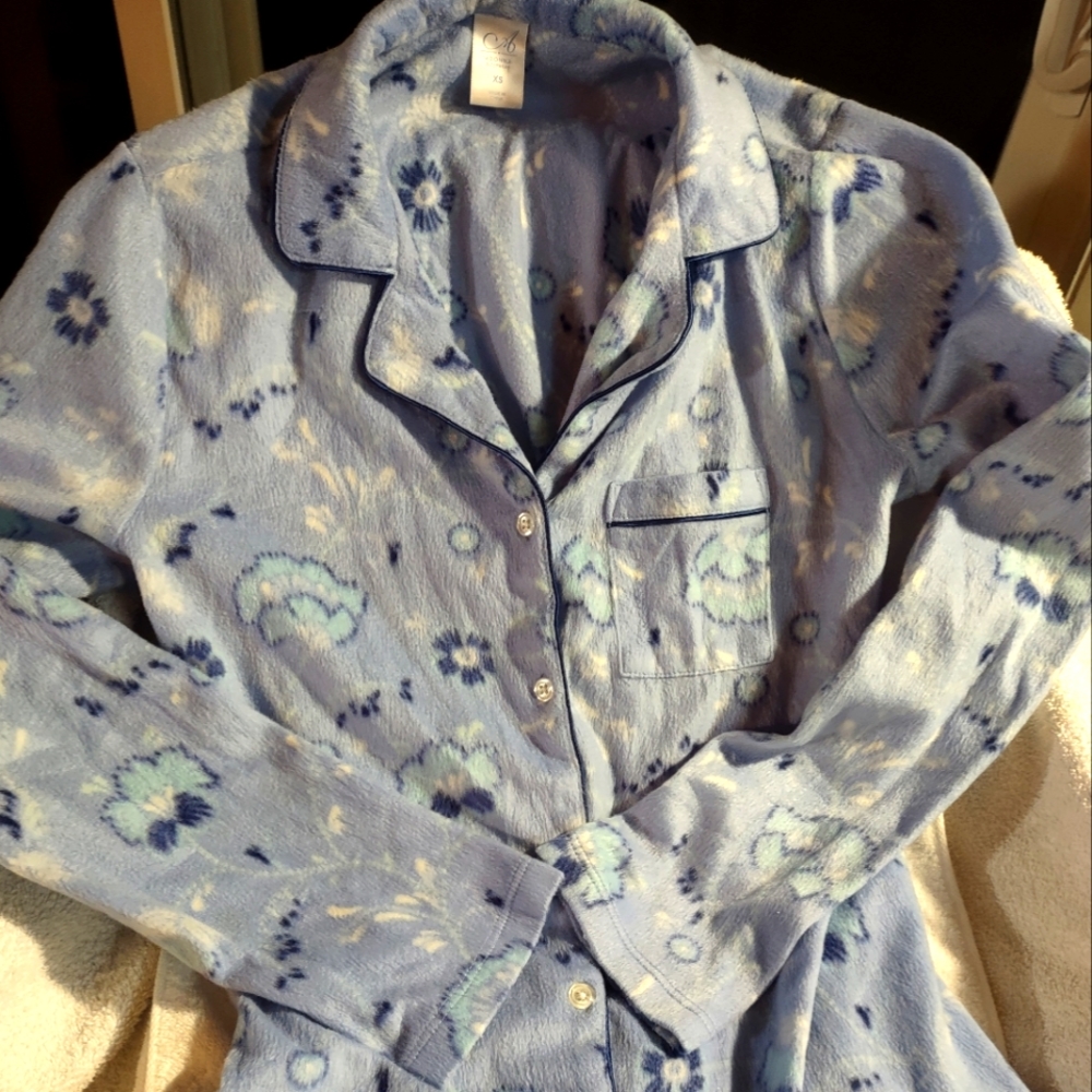 Adonna Sleepwear Size XS Very Plush and Very Comfortable.. Excellent Condition